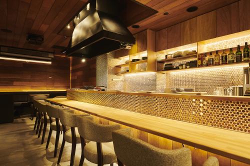 <p>The counter has a great atmosphere !! Please enjoy it with the obanzai and sake / wine lined up at the counter in a relaxed and calm atmosphere.</p>