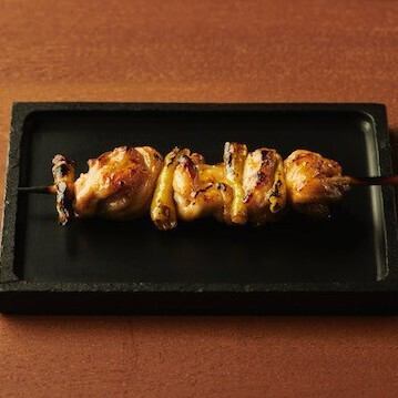 自慢の焼き鳥は1本ずつ串打ちや味付けにこだわって仕込みます。