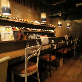 カウンター6席ございます。