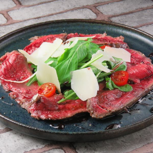 【低温調理で旨味を引き出しています】新しい美味しさを体感する「和牛ローストのタリアータロゼ仕立て」