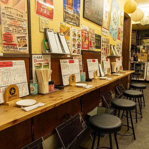 【昔ながらの風合い】当店はレトロな空気が漂う大衆酒場で、どこか懐かしい雰囲気で心を和ませてくれます。気さくなスタッフが迎え入れ、種類豊富な料理とお酒を楽しむことができます。友人や同僚と共に、心地よい会話を交わしながら、温かさと懐かしさを感じる場所で、素敵な時間をお楽しみいただけます。