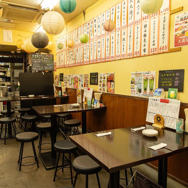 【カウンター席とテーブル席をご用意】友人や同僚との会話が楽しめるテーブル席をご用意しています!4名用と6名用の席があり、様々なシーンに対応可能です。また、京橋駅からのアクセスも非常に便利で、気軽に立ち寄れるのが魅力的なポイントです◎リラックスした雰囲気の中で、楽しいひとときをお過ごしください。