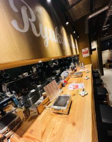 広いカウンターテーブルで沖縄スタッフと楽しめるカウンター席