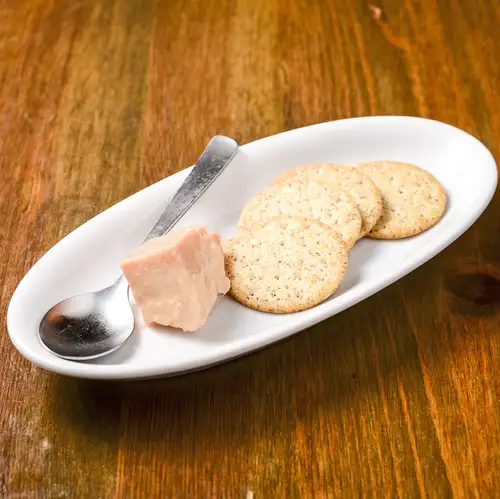 豆腐よう　クラッカー添え