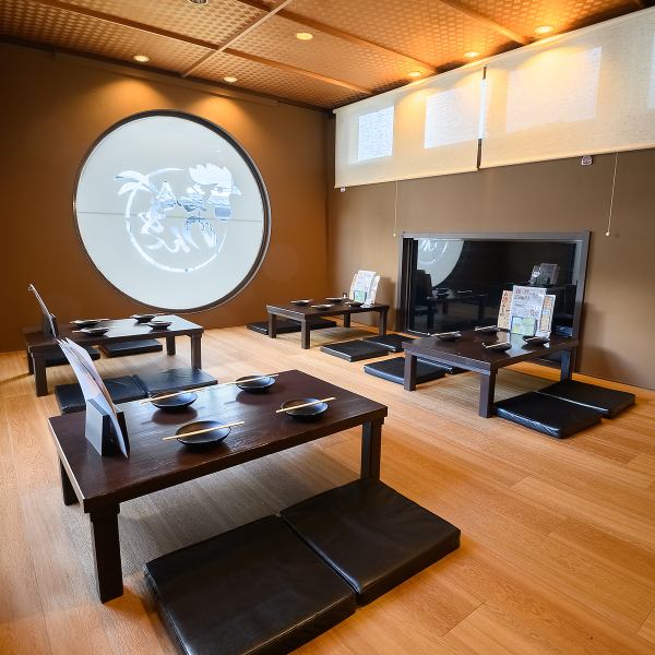 ≪Relaxing in the tatami room≫ There are 4 tables for 6 people, 2 tables for 6 people, 4 tables for 4 people, 1 table for 10 people, and 1 table for 12 people.All seats are tatami mats, so you can relax and enjoy your meal and alcohol.