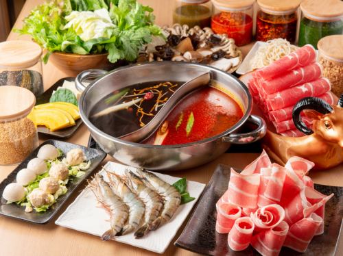 The custom-made "Mongolian Yakuzen Nabe" that you can enjoy in your favorite combination is a specialty of the store.