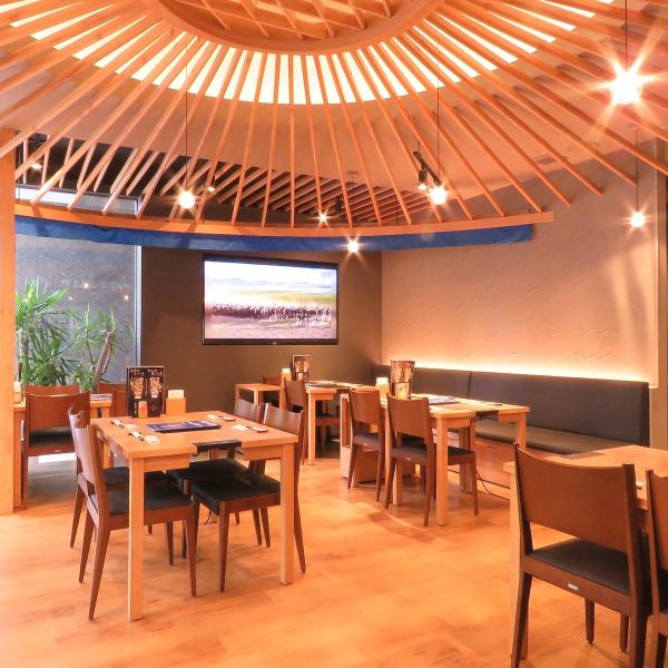 ◆モンゴル伝統の移動式住居「ゲル」をイメージした幻想的な雰囲気の店内。テーブル間の距離もほどよく、周りを気にせず落ち着いて食事や会話が楽しめます◆