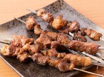仅在[Akasakamon商店]受欢迎的菜单是“烤炭的羊肉串”，仅细腻地呈现出羊肉的原始风味而又不带任何沉闷感