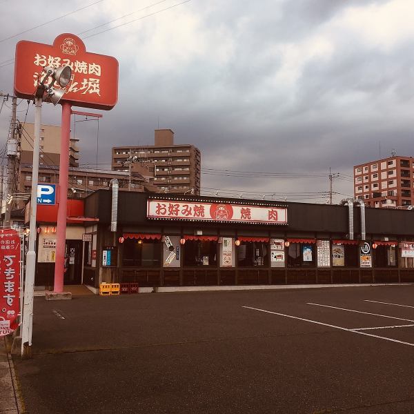 Outside the store that creates a nostalgic atmosphere.Inside the store, we have a table seat, a tatami room, a digging table seat, a spacious room for up to 88 people!At the seat, where you can bring meals with peace of mind to those with children, please enjoy okonomiyaki and yakiniku slowly today ♪