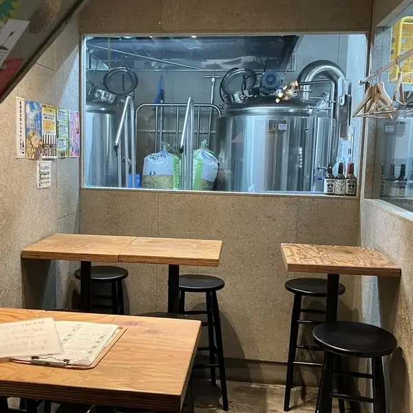 店内奥のお席はビールを醸造している樽の近くで新鮮なビールを楽しむことができます!木のテーブルに黒いチェアでカジュアルで落ち着いた雰囲気を演出しています。お酒に合うお料理も種類多く、素材などにもこだわっているので、おなかもビール欲もいっぱいになれるお店です!