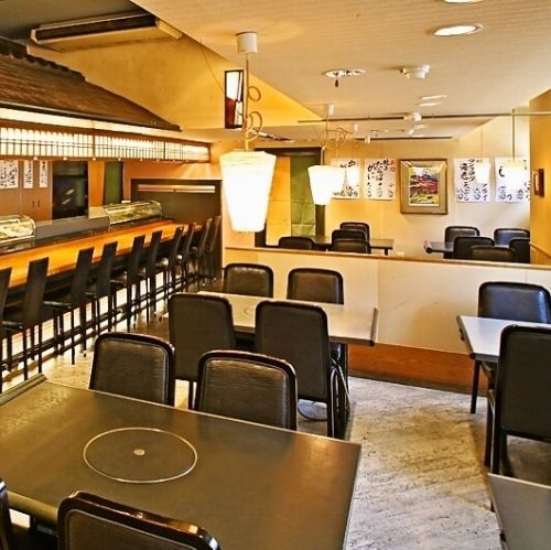 木のぬくもり感じる広々としたテーブル席。美しい木目が広がる落ち着いた空間に、季節の彩りが映える至福のひととき。食材の豊かな風味を引き立てる上質な器と、心安らぐ雰囲気の中、大切な方との語らいをお楽しみください。