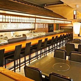 目の前で新鮮な海の幸が調理される臨場感満載のカウンター席。職人が丹精込めて仕立てる日本ならではの食文化を味わう贅沢な時間を心ゆくまでご堪能ください。お一人様のご来店も大歓迎です！ぜひお気軽にお立ち寄りください。