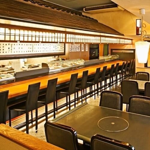 目の前で新鮮な海の幸が調理される臨場感満載のカウンター席。職人が丹精込めて仕立てる日本ならではの食文化を味わう贅沢な時間を心ゆくまでご堪能ください。お一人様のご来店も大歓迎です！ぜひお気軽にお立ち寄りください。