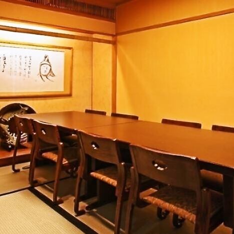 どなたでもお使いいただきやすい、落ち着いたテーブル席。静けさに包まれた特別な空間で職人の丁寧に仕上げた料理の数々をゆったりと楽しむ贅沢なひとときを。個室は全4部屋ご用意しております。