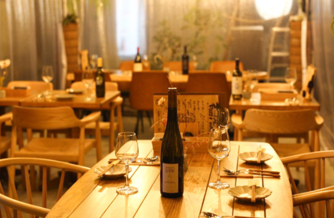 心地の良い雰囲気が漂う、4人掛けのテーブル席です。自分好みのパスタを味わいながら、友人との会話を楽しむことができます。ちょっとした集まりや、ディナーにもぴったりです。アットホームな雰囲気を保ちつつ、ゆったりとした時間を過ごすことができます。美味しい料理と共に、大切な人たちとの時間を過ごしませんか