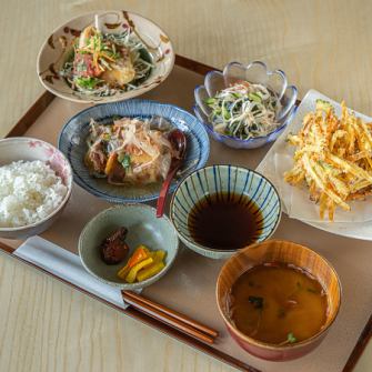 《오반자이와 튀김.좋은 코도리를 할 수있다 >> 점심 2 종 1,500 엔 (세금 포함)