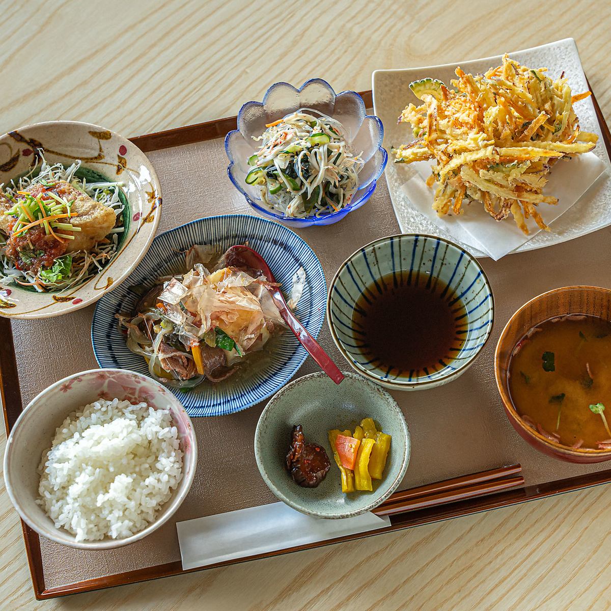 We recommend the lunch menu where you can enjoy our proud obanzai and tempura♪