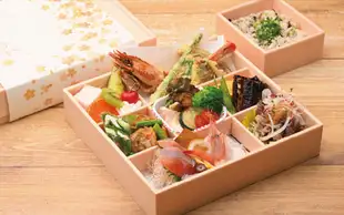 這個色彩繽紛的便當盒裡裝滿了由崎家族精心製作的美味點心。