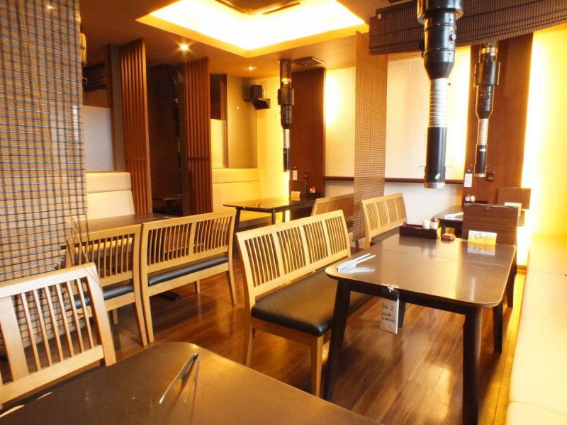【駐車場完備◎居心地抜群のソファー席】50席の広々したゆったり空間♪ファミリー様や少人数の飲み会、女子会に最適のテーブル席をご用意しております☆お仕事終わりや休日にお友達やご家族様でのお食事にも◎専用駐車場も完備しておりますので、遠方や大人数のお客様も安心してご来店下さい！