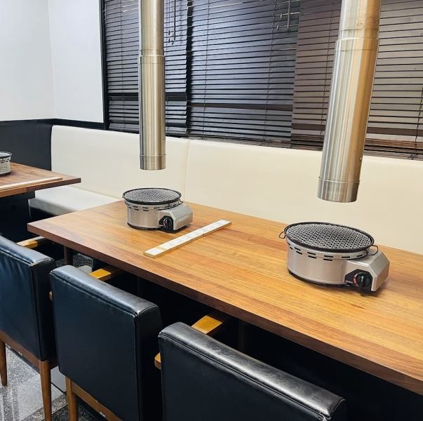 【どんな場面でも使えるテーブル席】当店では、４名掛けのテーブル席が１席/６名掛けのテーブル席が１席/６名掛けの掘りごたつ席が２席/４名掛けのテーブル席が６席と、総席数44席と広々した造りとなっております☆お友達とのお食事からご家族様とのお食事まで、是非！幅時い場面でご利用ください♪