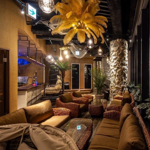 [Comfortable sofas] The restaurant has large windows and an open atmosphere, making it perfect for gatherings with friends or events. You can relax on the comfortable sofas while enjoying drinks and sweets! We can also accommodate private reservations, creating a memorable experience for you.