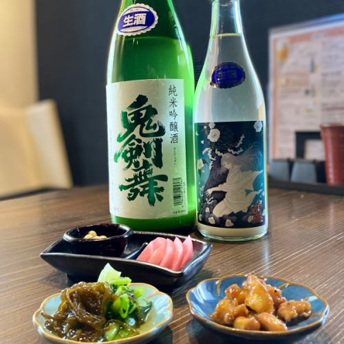 【3月8日(日)】

まだまだ寒暖差が厳しい3月ですね。
夜は冷え込みそうですので、暖かい服装でいらして下さいね。

本日、日本酒、クラフトビールと色々入荷しております。

喜久盛酒造(岩手)さんから

○鬼剣舞 純米吟醸 おりがらみ
○雪おんな 純米生にごり酒

岩手産にこだわった旨味たっぷりの日本酒
焼鳥のお供にぜひ😋

本日のタップマルシェから

○常陸野ゆずラガー
○豊潤496
○いわて蔵 みちのくレッドエール

3銘柄開栓中🍻

春のロゼワインフェアも開催中🍷
スペインバスクワイン「チャコリ」
HIKA ロゼが、今ならグラスで飲めます。
こちらも焼鳥にぴったりなフレッシュながらもコクのあるワインですので、ぜひこの機会に🎶

それでは、本日も17時30分OPEN！！

【炭火焼鳥と蒟蒻の店 鶫屋】

○鶴橋駅徒歩5分
○東成区東小橋3-20-31
○06-4306-3299
○営業時間17:30〜23:00

新年会・各種ご宴会ご予約承っております。
👉メニュー、ご予約はプロフィールリンクから