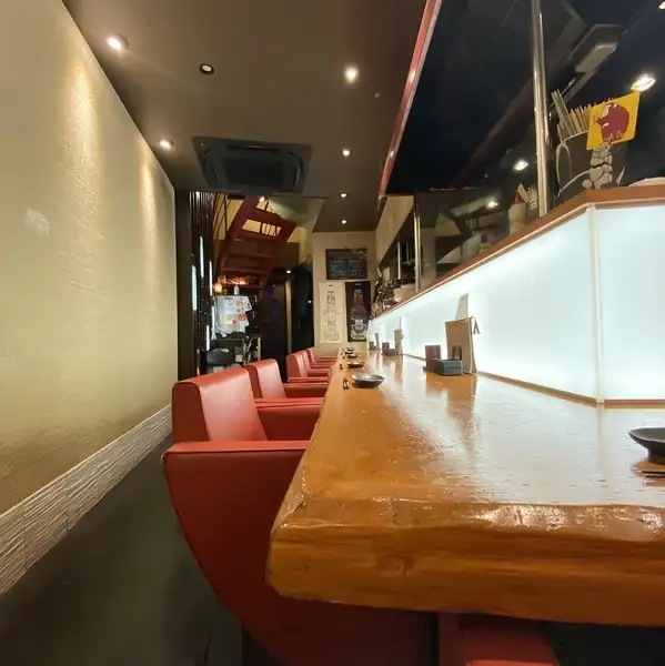 ◇赤い椅子が特徴◇1階カウンター席◇キッチンを囲むカウンター席◇カップルでのデートにもぴったり☆また目の前で1本1本丁寧に炭火で調理される様子を楽しめるのもカウンター席の醍醐味☆お仕事帰りのサク飲みにもどうぞ
