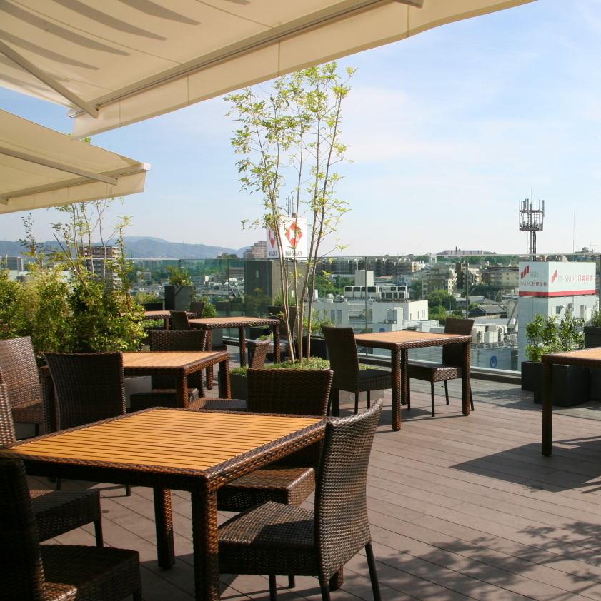 The terrace seats are very popular in the warmer season ♪ The view is also wonderful.