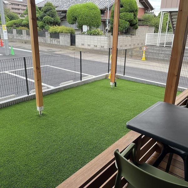 Our shop boasts a dog run with a roof that can be used even on rainy days, and terrace seats.Especially in the autumn season, you can enjoy a leisurely drink on the terrace.In the meantime, dogs can play freely in the dog run.It is truly a space where you can enjoy your time with your dog to the fullest.