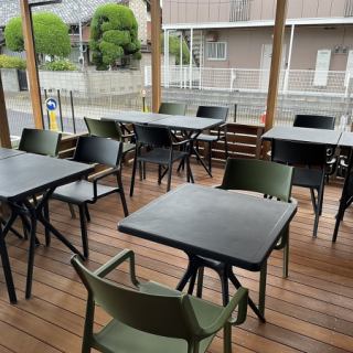 4名掛けテーブルがございます。※天井はございますが雨の日は濡れてしまう可能性があります。予めご確認ください。ご予約は当日のみ可能になります。詳しくはお電話にてご確認ください♪