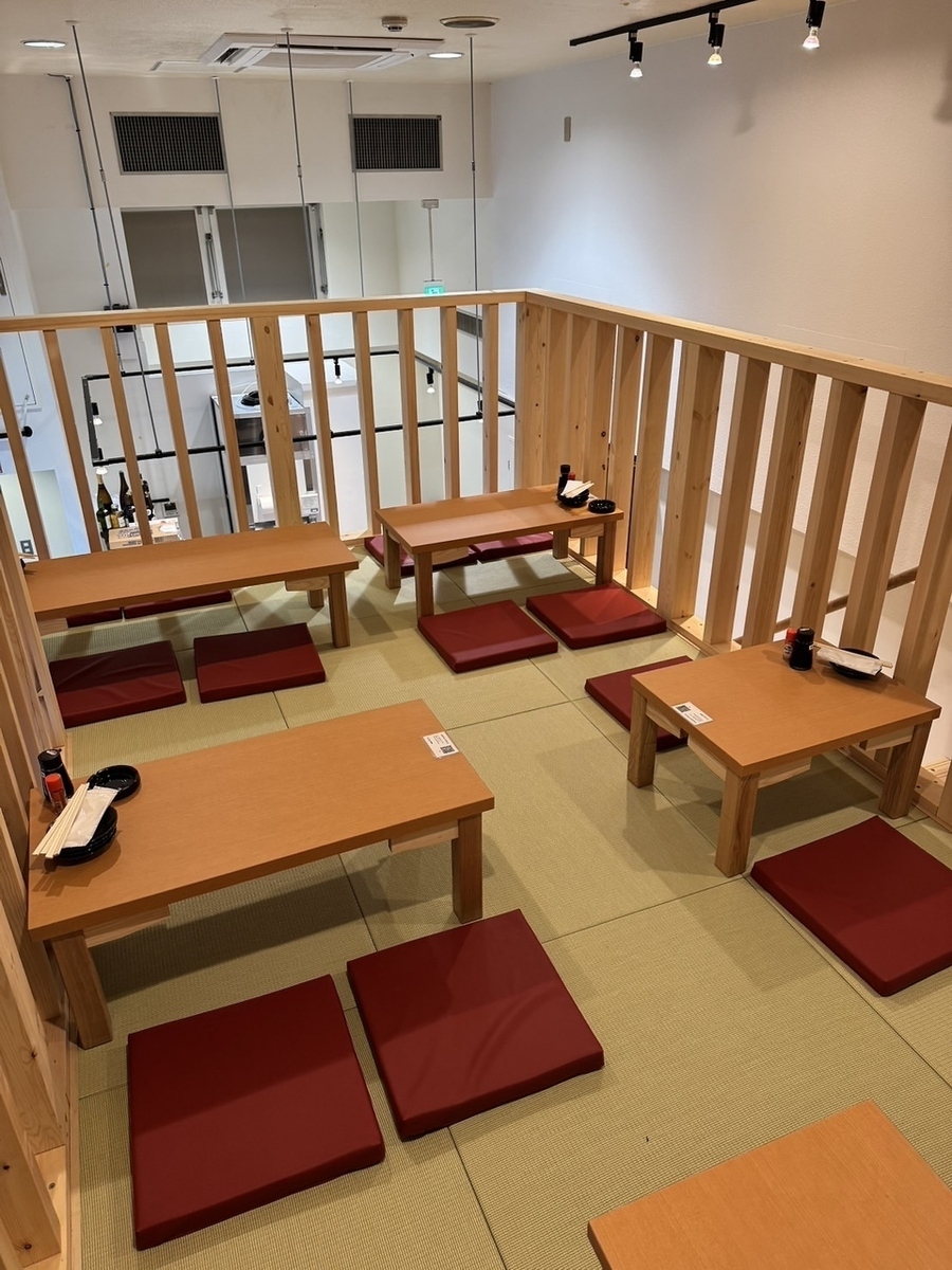 テーブルだけではなくゆっくりと座れるお座敷席もございます。