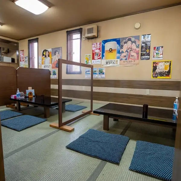 【ゆったりくつろげる小上がり座敷】店内には、足を伸ばしてリラックスできる小上がり座敷席をご用意しております。少人数での飲み会から、会社の中規模なご宴会まで幅広いシーンに対応可能!アットホームな空間で、美味しい焼き鳥とお酒を囲みながら、時間を忘れて楽しいひとときをお過ごしください。