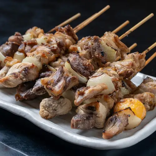 炭火で焼き上げる「もつ串」