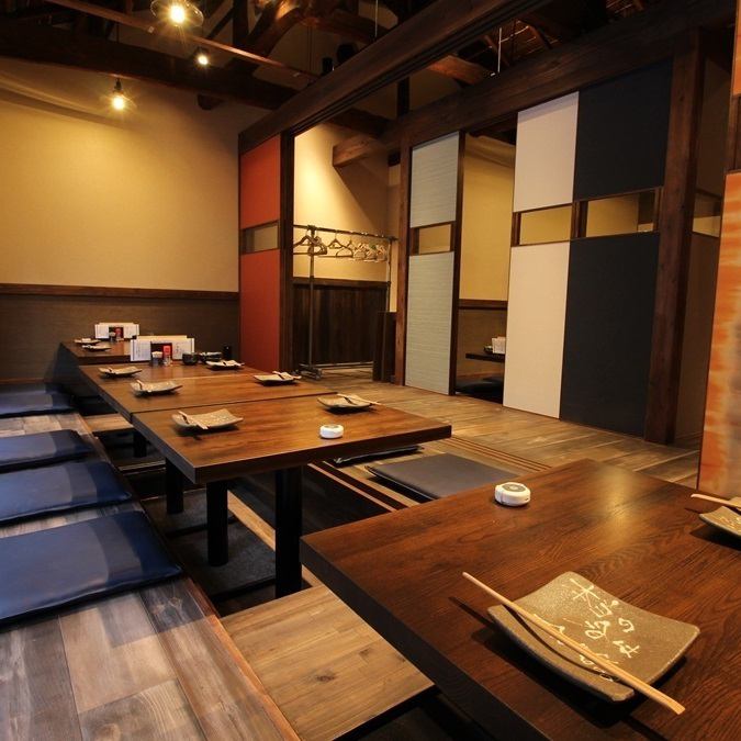 隱密的成人居酒屋，可享用爐端燒。套餐含無限暢飲，4000日圓起