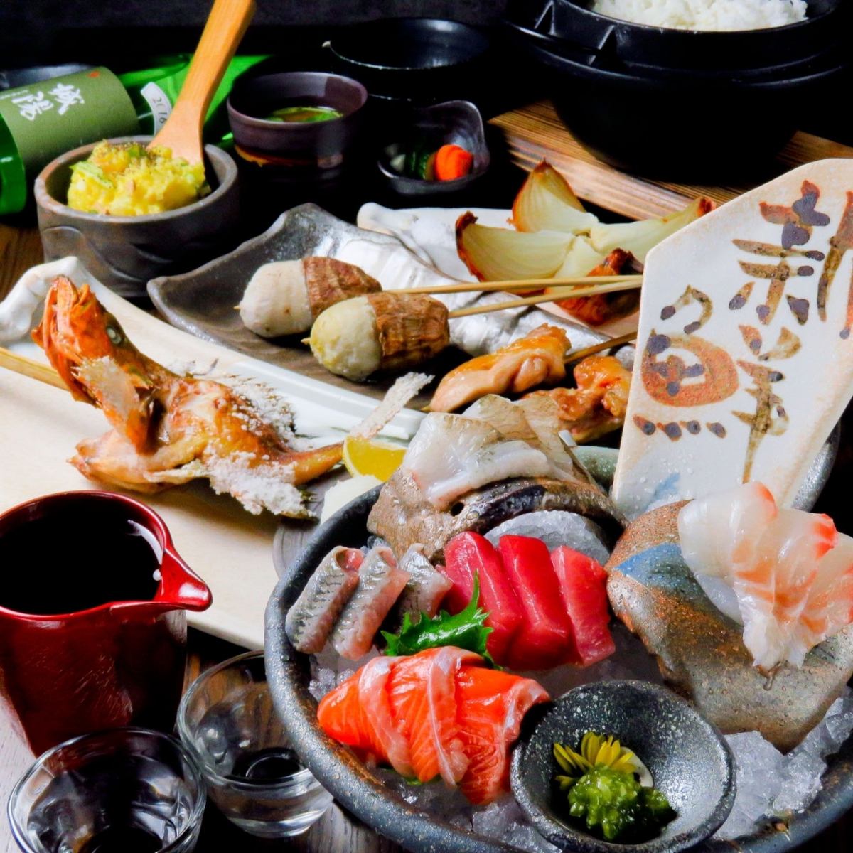 隱密的成人居酒屋，可享用爐端燒。套餐含無限暢飲，4000日圓起