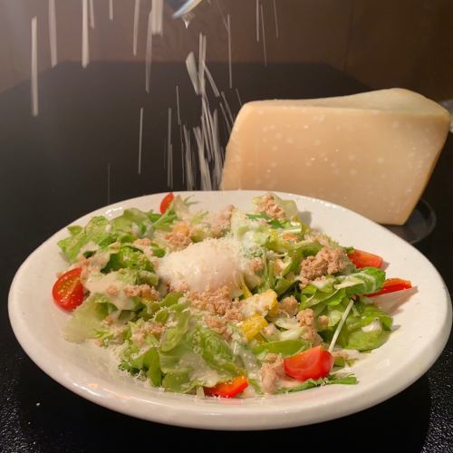 かけすぎチーズのシーザーサラダ