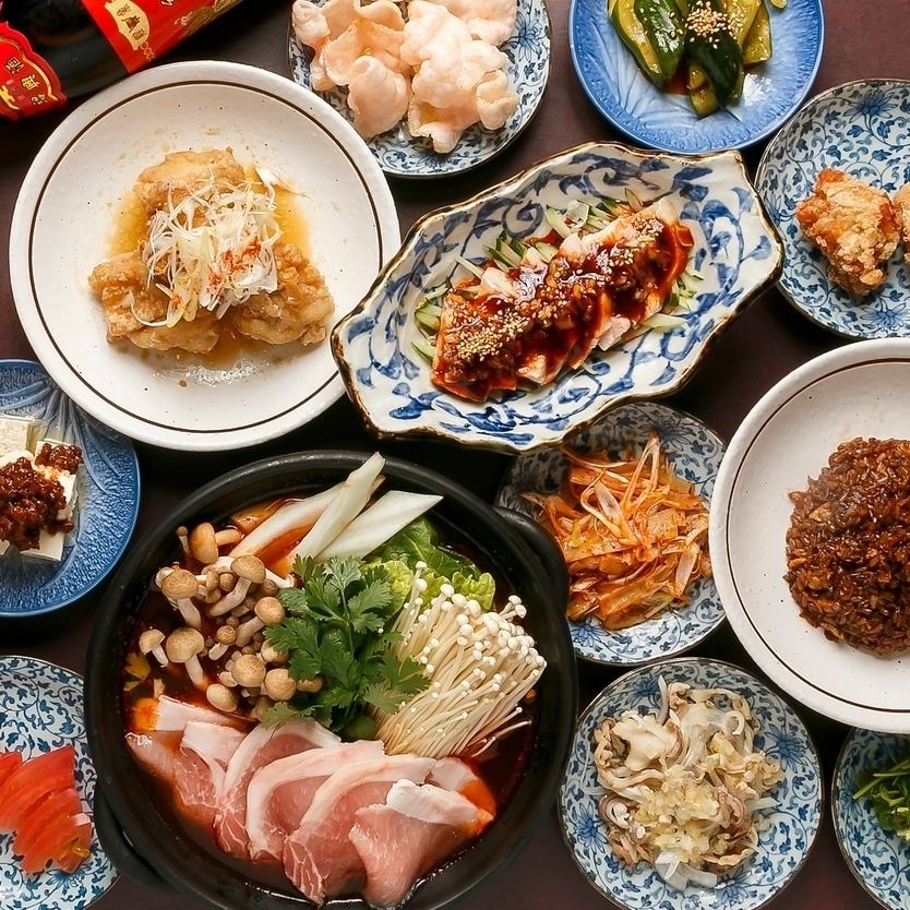 An all-you-can-eat and drink course that comes with the popular exquisite hot pot and a variety of small Chinese dishes is 2,990 yen.