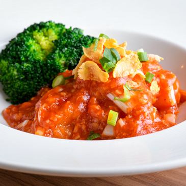 신선한 토마토 김 새우 칠리 소스