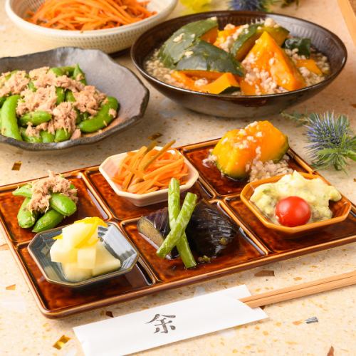 【旬の食材でご提供！】おばんざい6種盛り　1200円（税込）