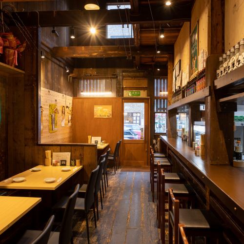 レトロな雰囲気漂うテーブル席は、木の温もりに包まれた落ち着いた空間。仲間内での食事や気軽な飲み会にもぴったりで、ゆったりと会話を楽しめます。どこか懐かしさを感じる佇まいが、心地よい時間を演出してくれます。
