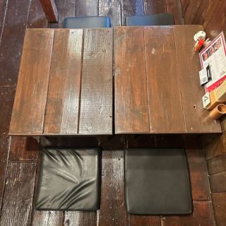 二階には落ち着いた雰囲気の四人掛けテーブル席が四卓あり、木の温もりを感じる空間です。ゆったりと座れる座布団も用意され、自然光が差し込み居心地も抜群。グループ利用や家族での食事にも最適で、落ち着いて過ごせる雰囲気も良好です。