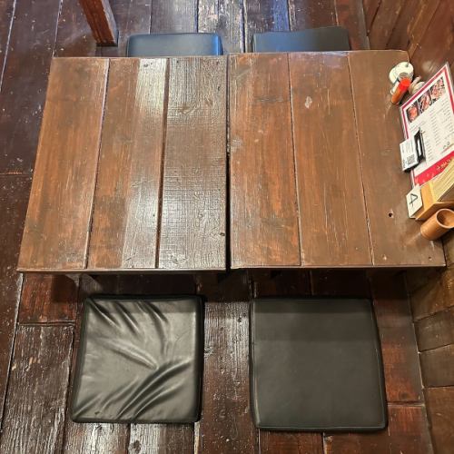 二階には落ち着いた雰囲気の四人掛けテーブル席が四卓あり、木の温もりを感じる空間です。ゆったりと座れる座布団も用意され、自然光が差し込み居心地も抜群。グループ利用や家族での食事にも最適で、落ち着いて過ごせる雰囲気も良好です。