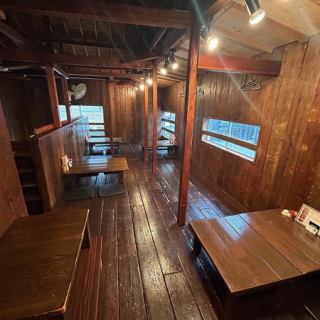 二階フロアは木の温もりあふれる落ち着いた空間で、最大20名までの貸切利用が可能です。ゆったりと配置されたテーブル席が並び、プライベート感のある雰囲気で宴会・会食・小規模パーティーに最適。温かみのある照明が心地よい時間を演出します。※２０名以上の場合はお気軽にお問い合わせください。