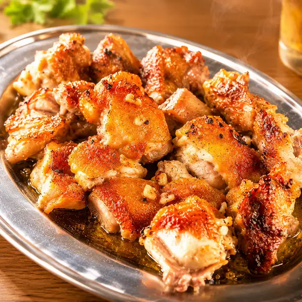 【名物骨付きスパイシーチキン】一度頼めばリピート間違いなし◎