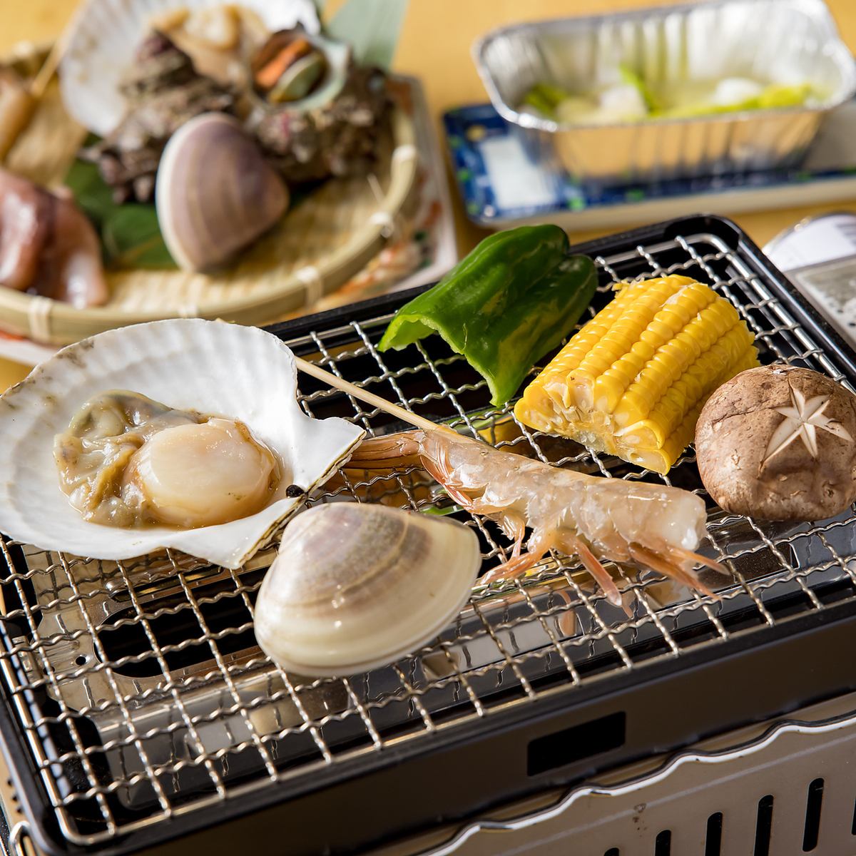 市場から仕入れた新鮮な海鮮の浜焼きを愉しむお店♪鍋もご用意しております！