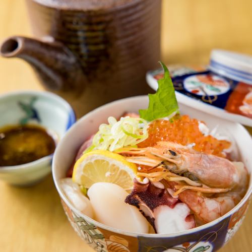 その日のおすすめのネタを使用した海鮮丼◎