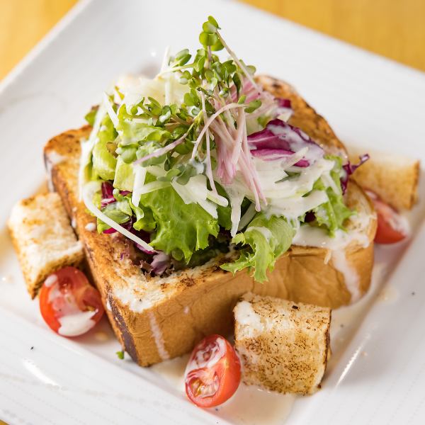 ナイフとフォークで食べるパンボウルシーザーサラダ☆