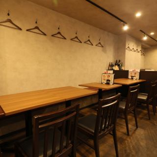 Table seats can be used for a variety of occasions, such as drinking parties with colleagues at work, after-parties, and family meals.It is also possible to connect them according to the number of people.