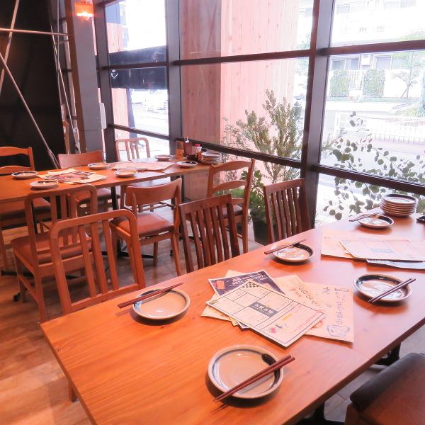[Relaxing and relaxing table seats] 2 people ~ 4 people / 5 people ~ 16 people etc. You can freely arrange the table seats for banquets / company return / private date use ★ A calm adult atmosphere The warmth of wood and the luxurious interior are very nice♪