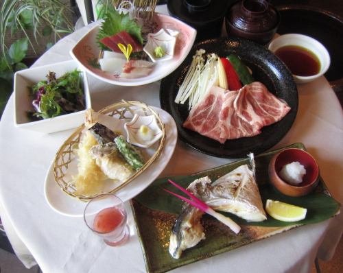 Luxurious course lunch while relaxing in a private room ♪